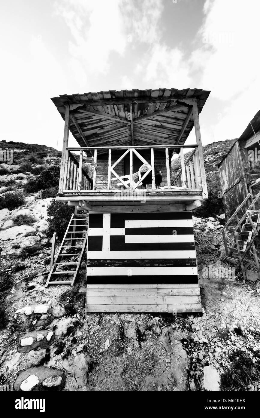Porto Vromi rifugio turistico vicino alla spiaggia con bandiera greca Foto Stock