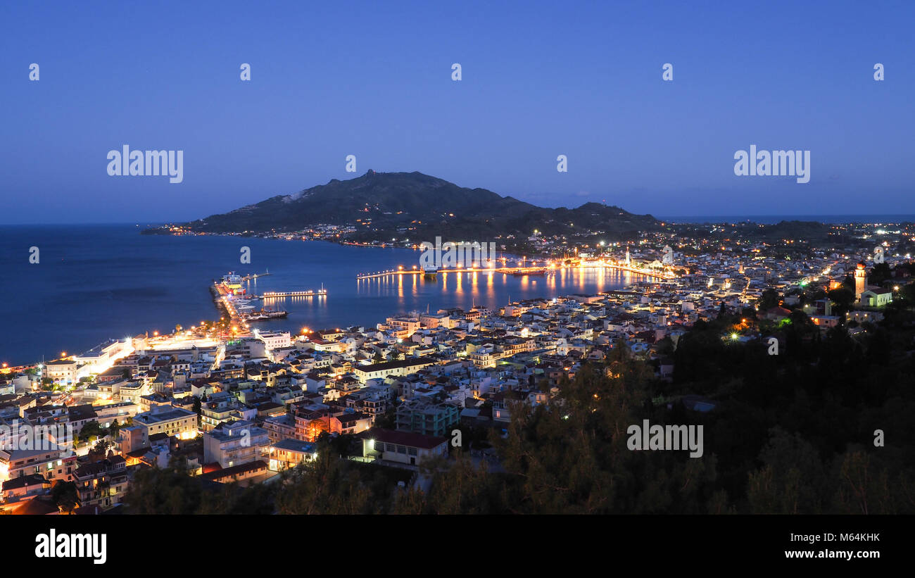 Zante panorama sulla città capitale città di Zante la notte con le luci sulle strade della città Foto Stock