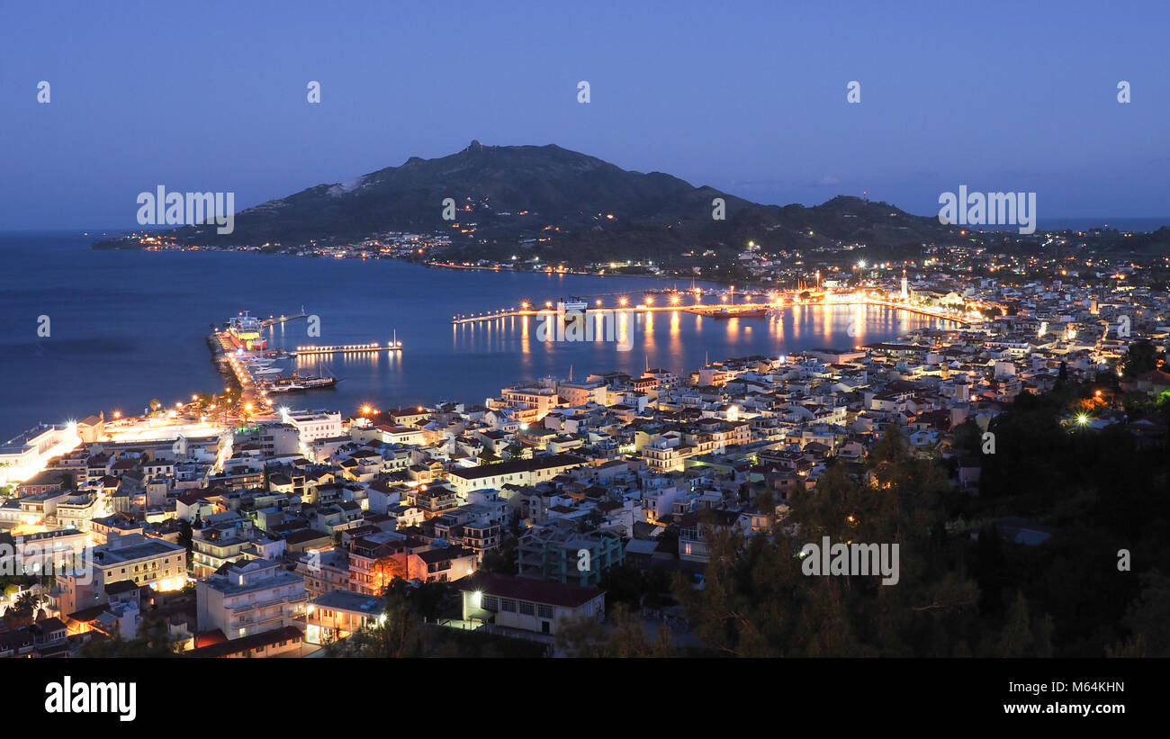 Zante panorama sulla città capitale città di Zante la notte con le luci sulle strade della città Foto Stock