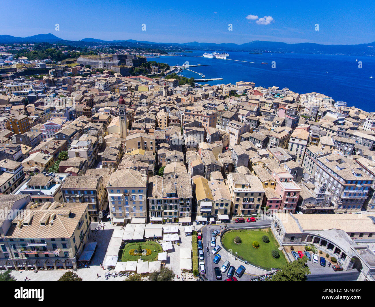 Corfù città vecchia da sopra. La capitale dell'isola Corfu, Grecia, l'Europa. Architettura Mediteraneean. Vecchia Fortezza visibile nella parte posteriore. Foto Stock
