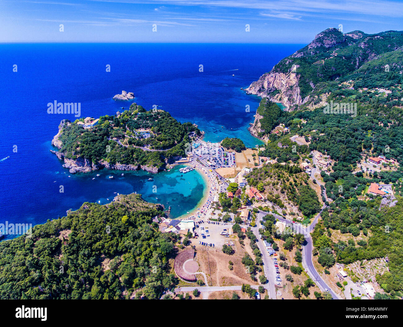 Paleokastrita bay e clifs con acque blu e cristalline, come visto da sopra. Importante attrazione turistica sull'isola di Corfu, Corfù, Grecia. Foto Stock