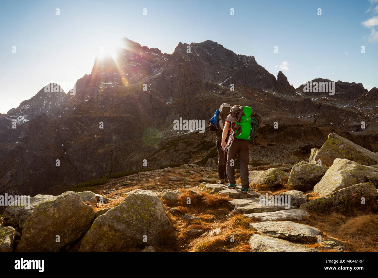Trekking in montagna - due turisti in cammino verso una montagna Foto Stock