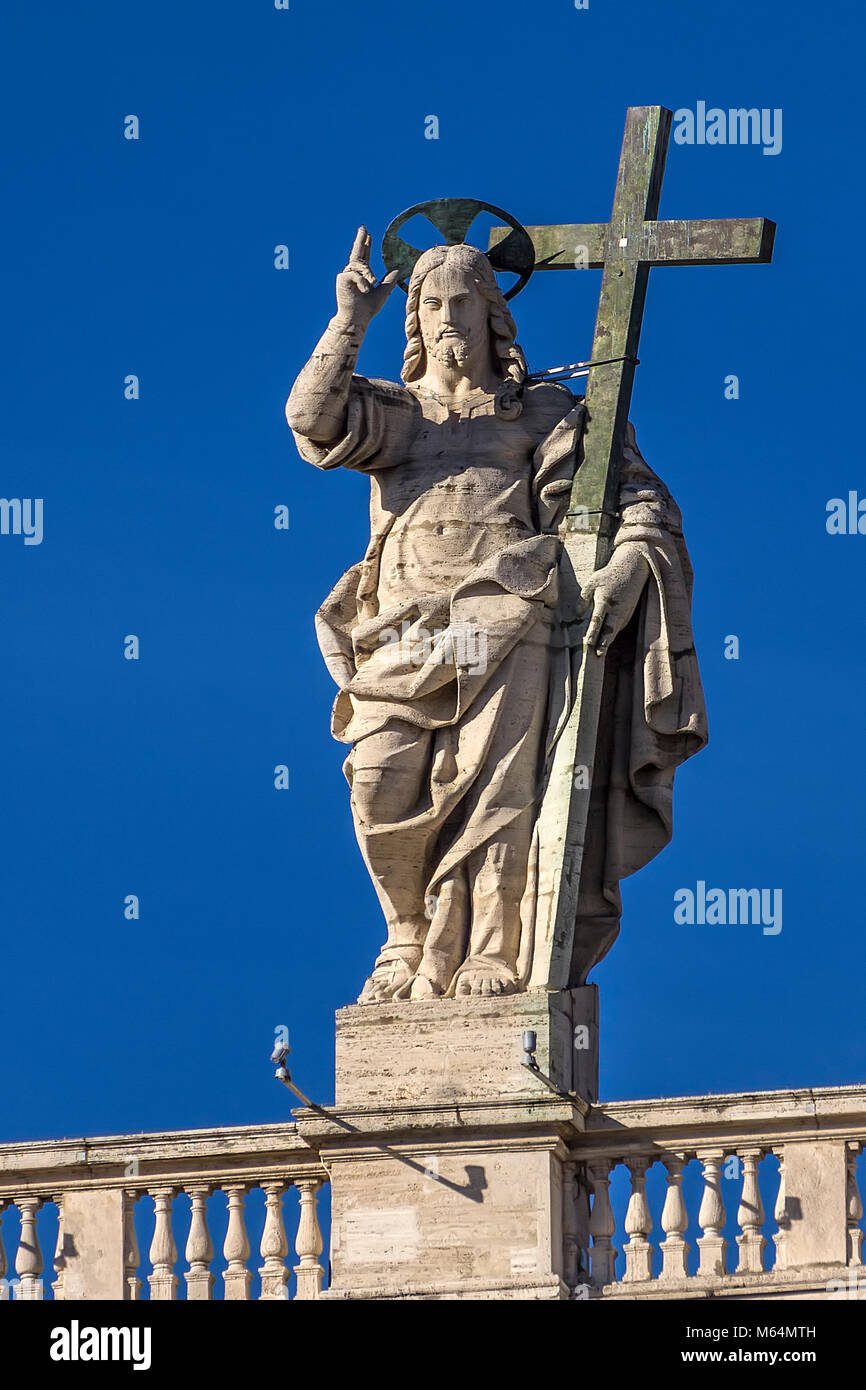 Vista della statua del Cristo Redentore sulla balaustra del baisilica di San Pietro a Roma Foto Stock