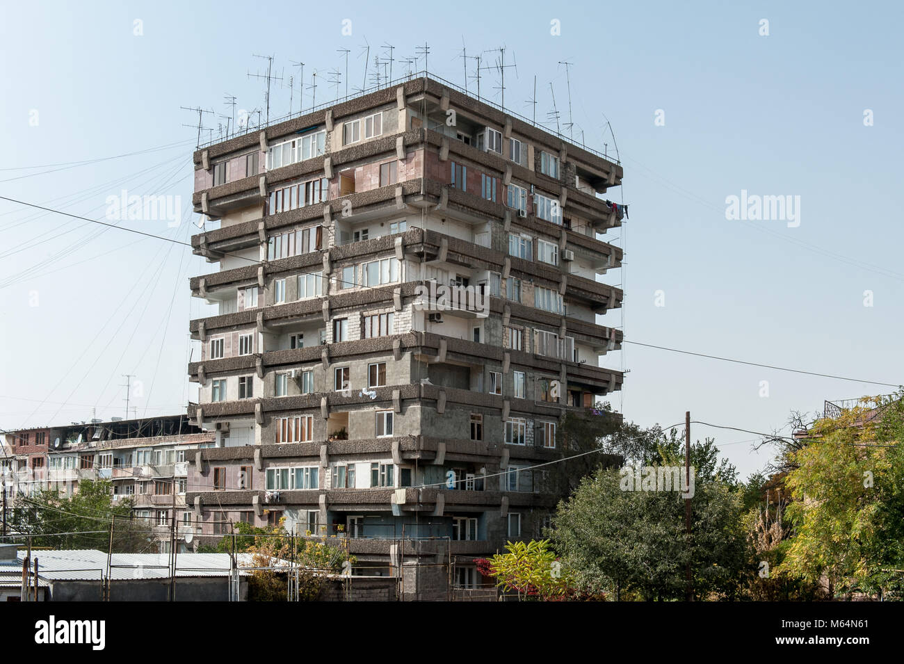 Brutto blocco residenziale nel centro di uerevan la capitale dell'Armenia. Foto Stock