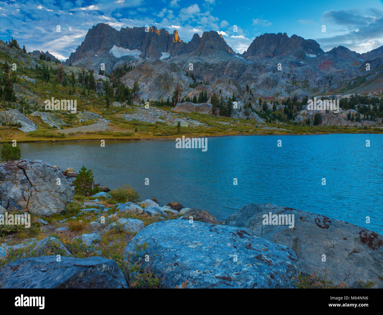 Ediza Lake, minareti, Ansel Adams Wilderness, Inyo National Forest, Sierra orientale, California Foto Stock