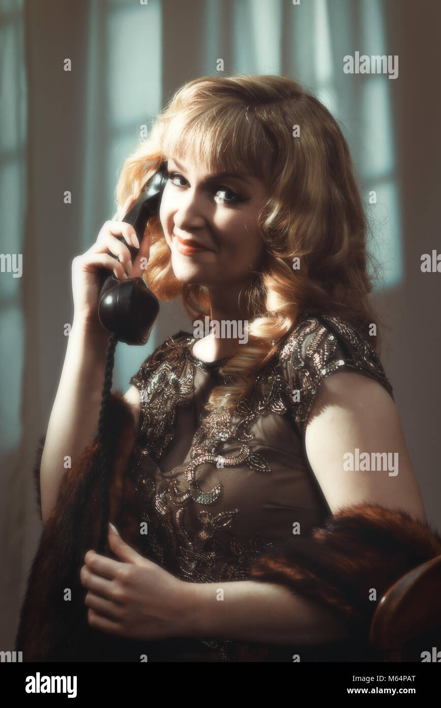 Ritratto di una donna al telefono con lo stile cinematografico tone Foto Stock