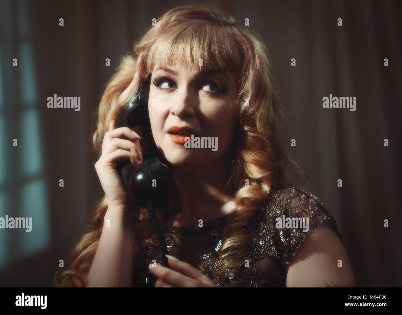 Donna sul telefono vintage con uno stile cinematografico tone Foto Stock