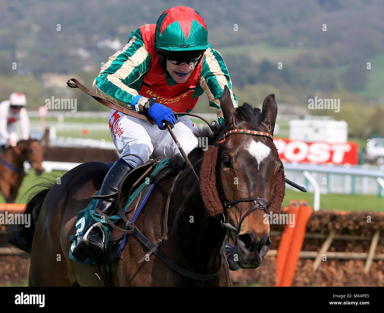 15.04.2015. Cheltenham, Inghilterra. Cheltenham Aprile Giornata di incontro. Alternatif cavalcato da Tom Scudamore tenta di inseguire giù il vincitore nella Sportingb Foto Stock