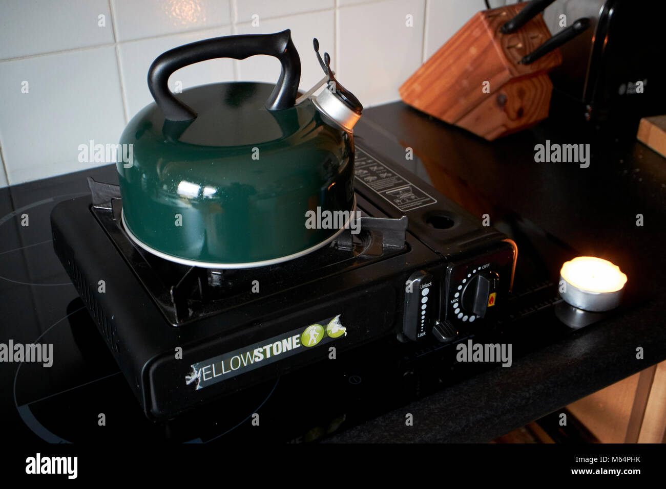 Portatile alimentato a gas fornello da campeggio e il bollitore con candela durante l'interruzione di energia elettrica nel Regno Unito Foto Stock