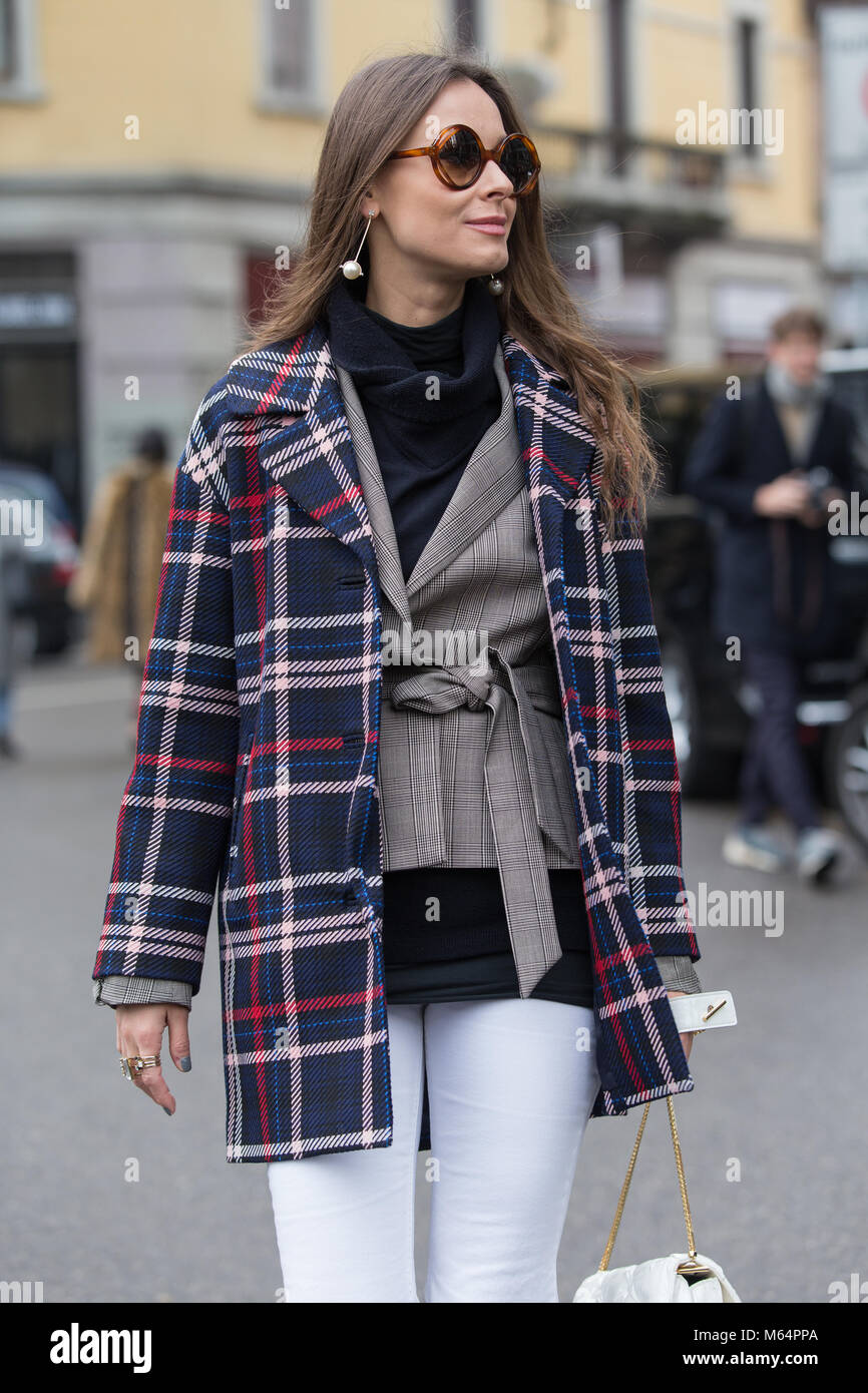 La Fashion Week di Milano FW18 Street Style, giorno 4, 24 Febbraio 2018 Foto Stock