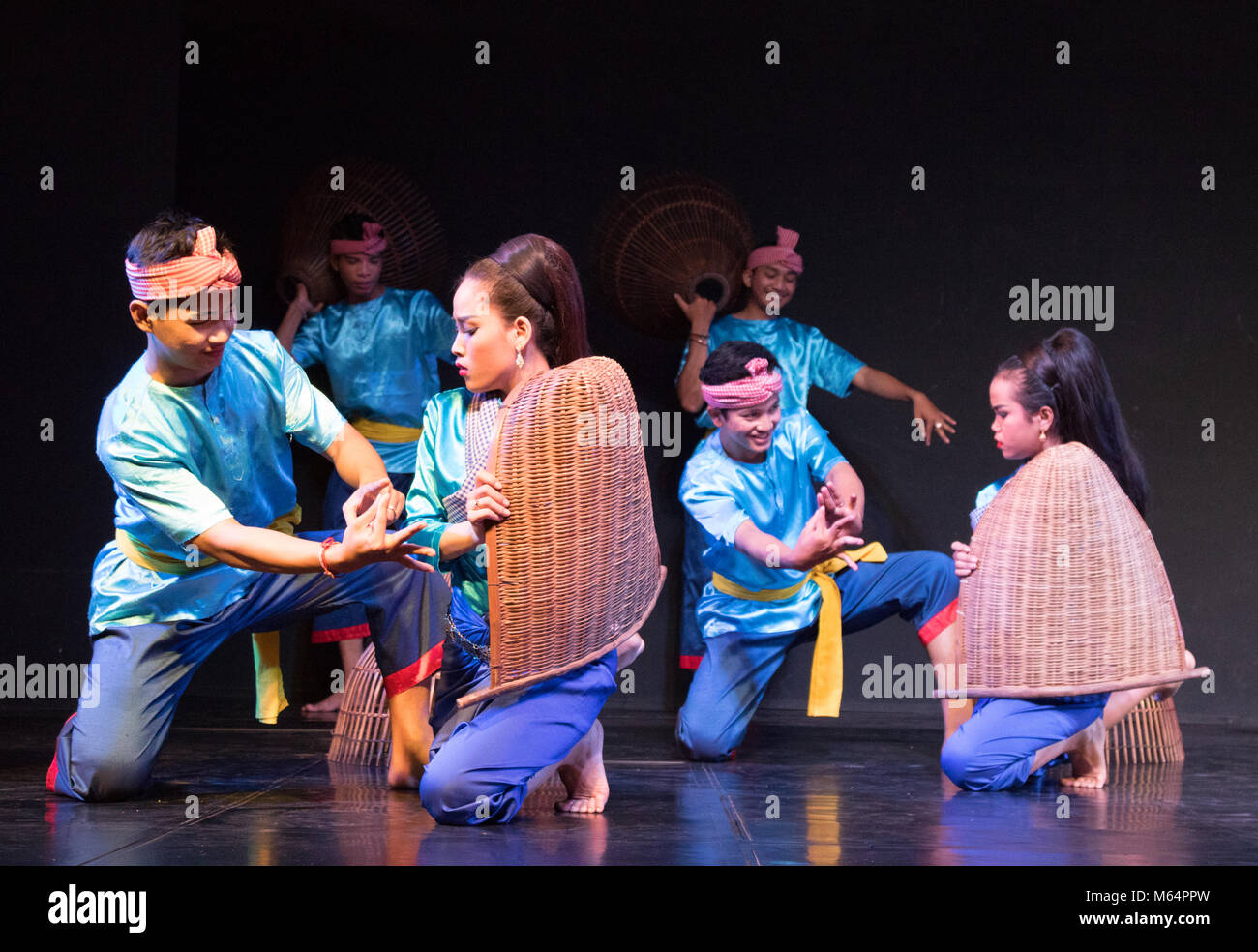 Cambogia dancing - tradizionale ballo folk, Phnom Penh, Cambogia, Asia Foto Stock