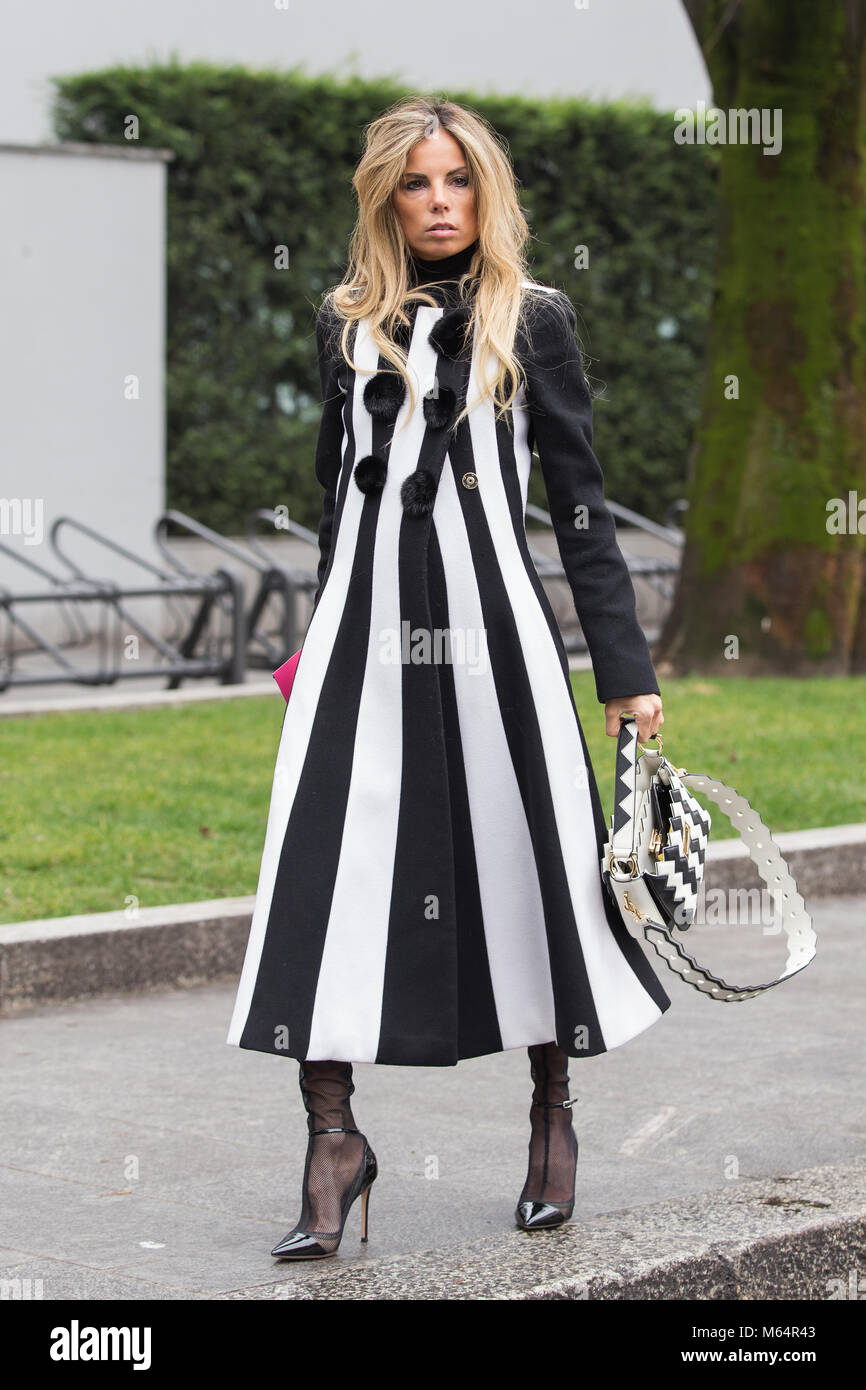 La Fashion Week di Milano FW18 Street Style, giorno 4, 24 Febbraio 2018 Foto Stock