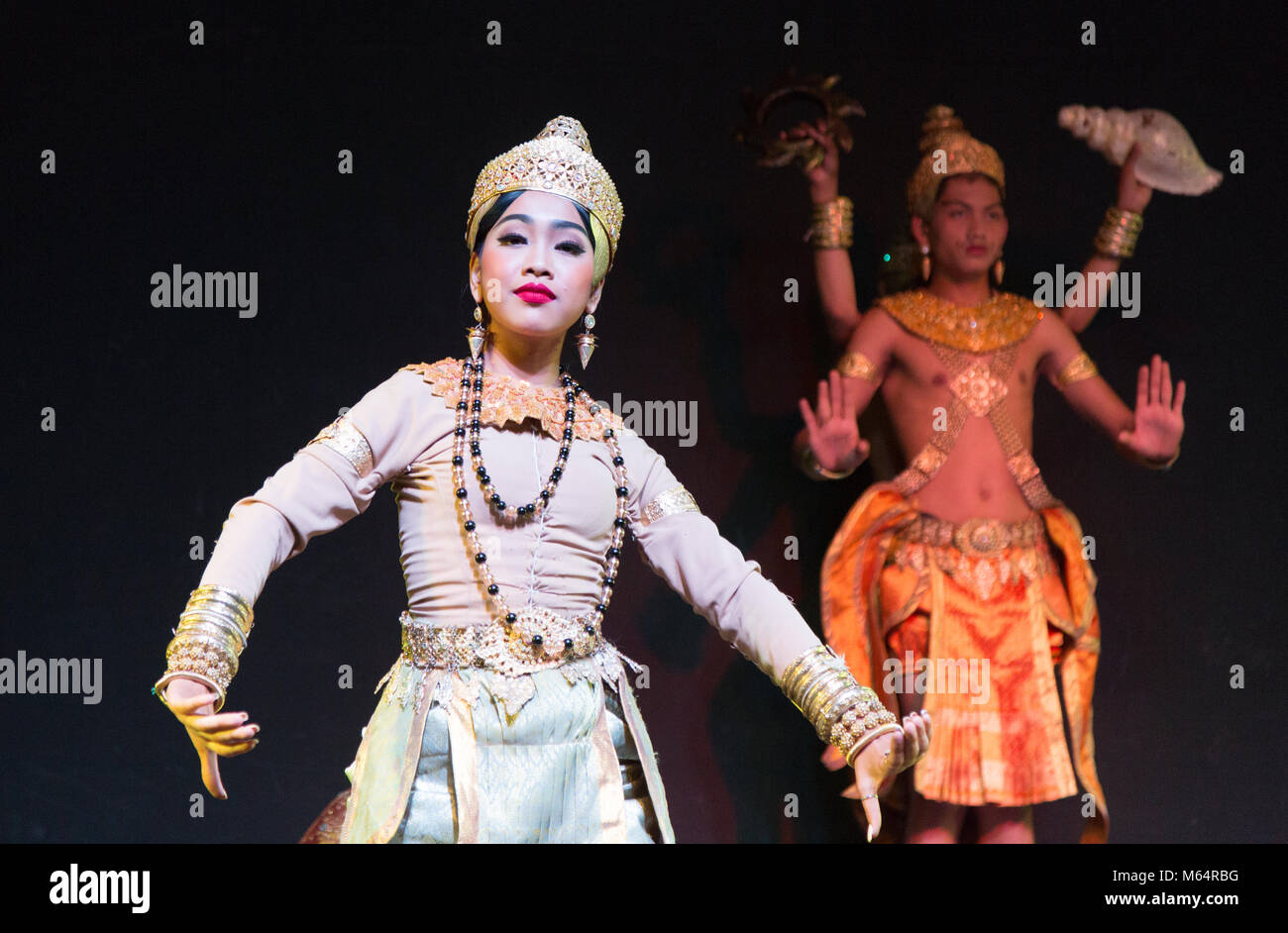 La peste Apsara ballerini di eseguire la tradizionale danza della Cambogia, Phnom Penh, Cambogia, Asia Foto Stock
