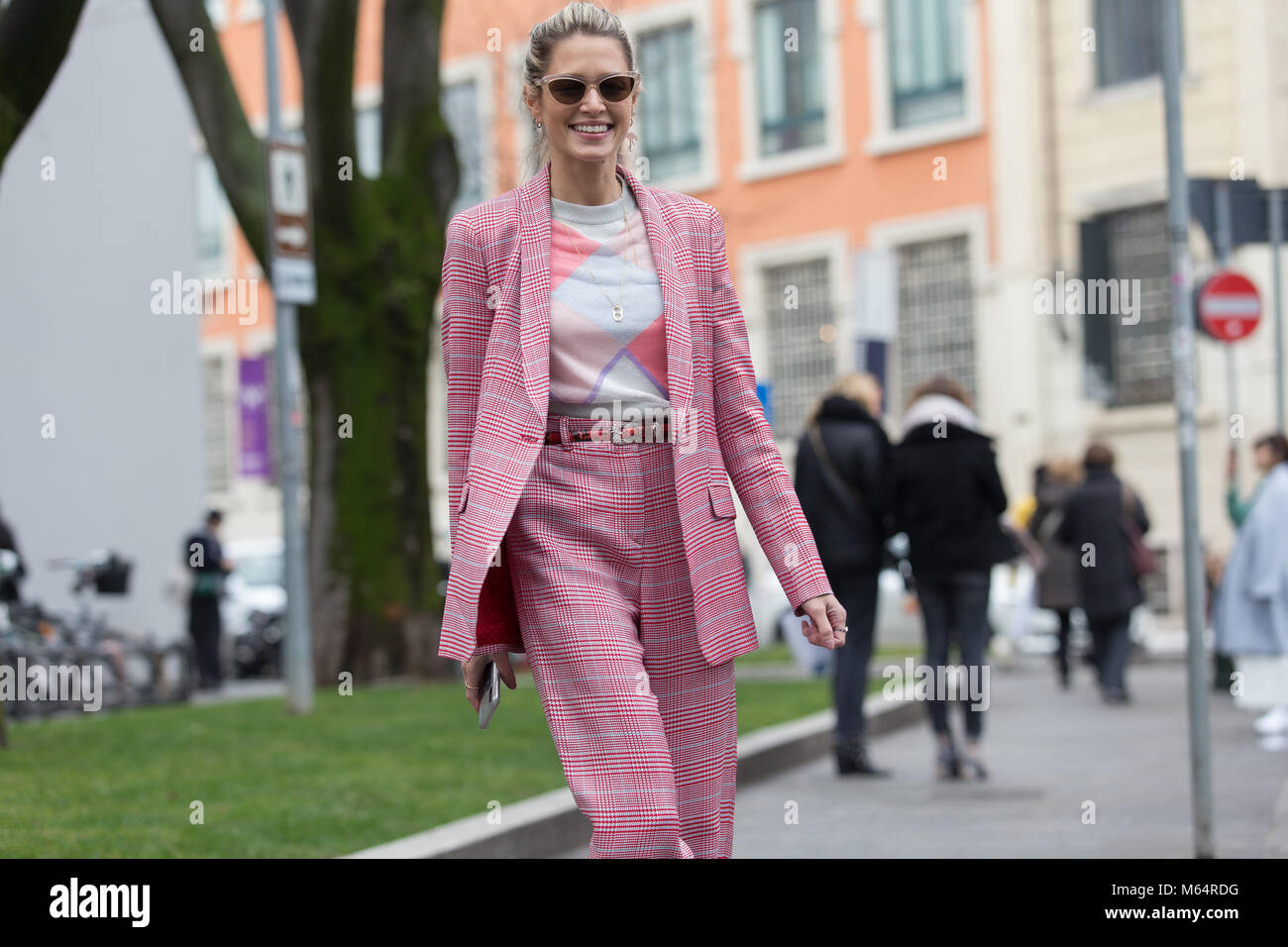 La Fashion Week di Milano FW18 Street Style, giorno 4, 24 Febbraio 2018 Foto Stock