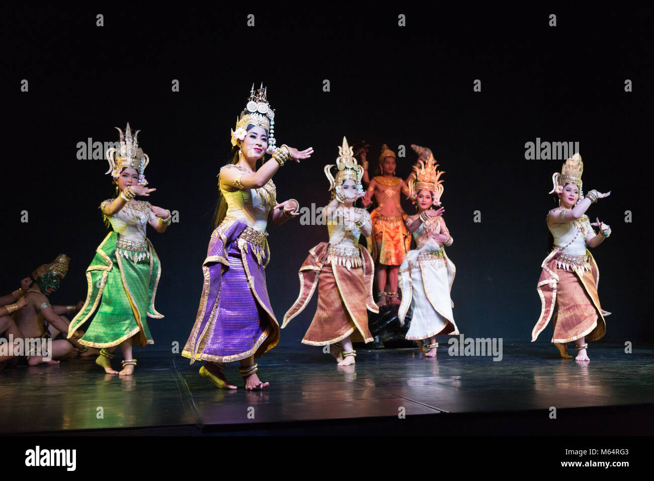 La peste Apsara ballerini di eseguire la tradizionale danza della Cambogia, Phnom Penh, Cambogia, Asia Foto Stock