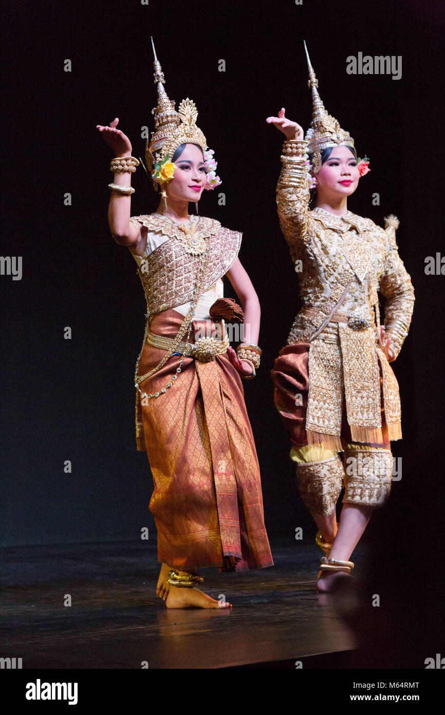 La peste Apsara ballerini di eseguire la tradizionale danza della Cambogia, Phnom Penh, Cambogia, Asia Foto Stock