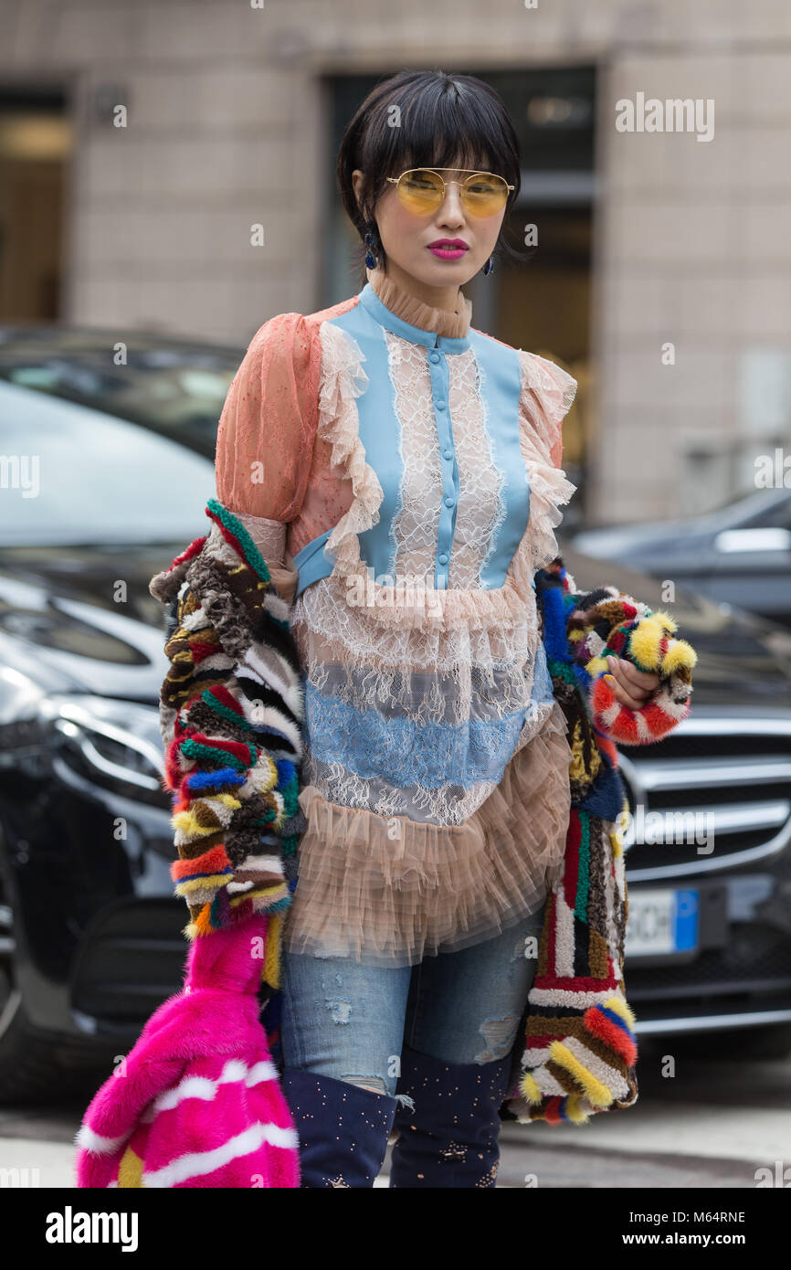 La Fashion Week di Milano FW18 Street Style, giorno 4, 24 Febbraio 2018 Foto Stock