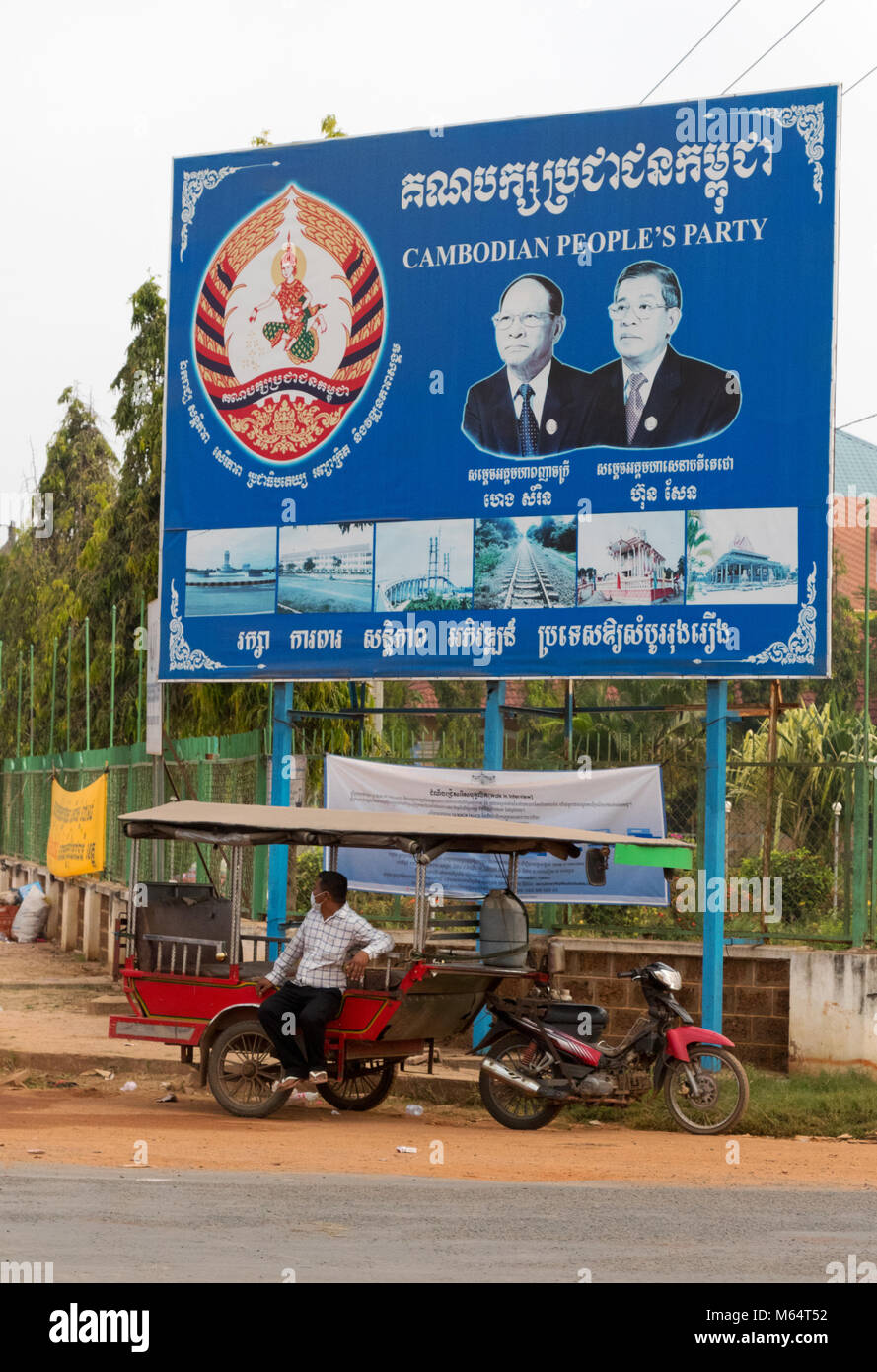 Scena di strada con i politici poster per il cambogiano Peoples Party, Kampot provincia, Cambogia Asia Foto Stock