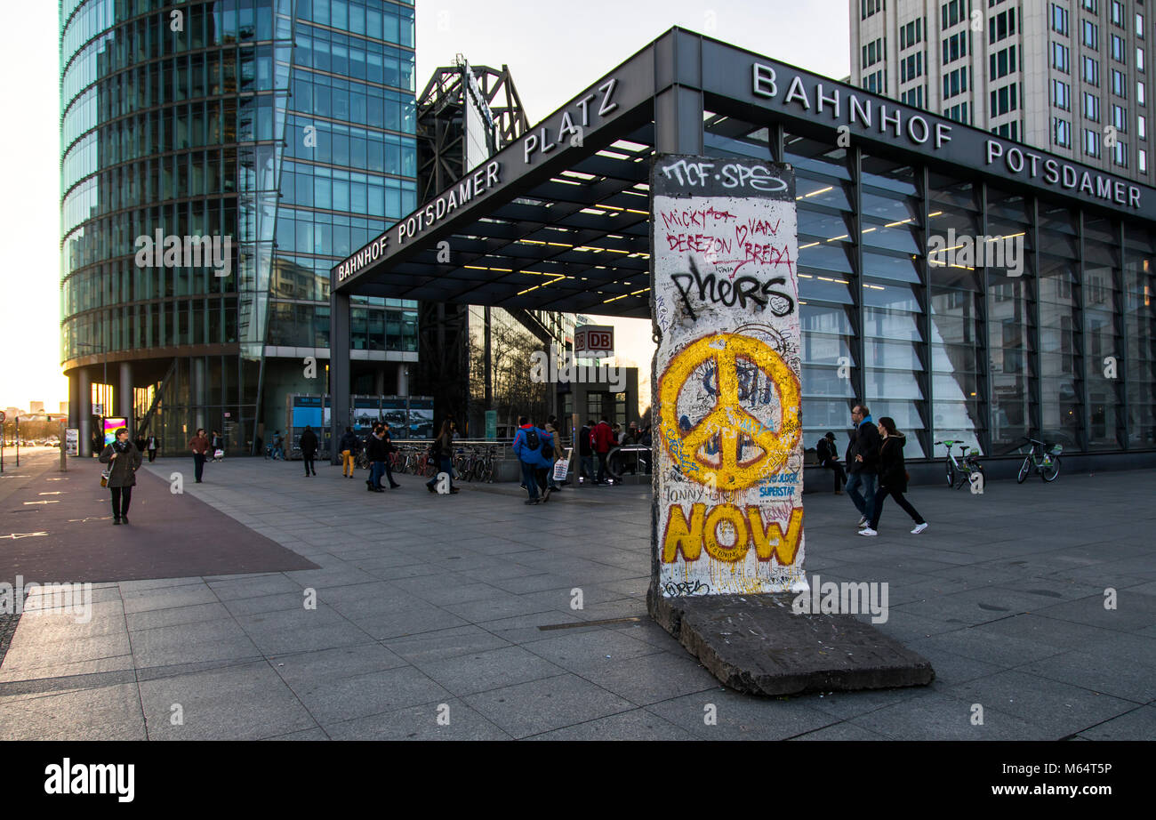 Ingresso alla Potsdamer Platz station, la Deutsche Bahn ha la sede centrale del gruppo, una parte del vecchio Muro di Berlino, Germania Foto Stock