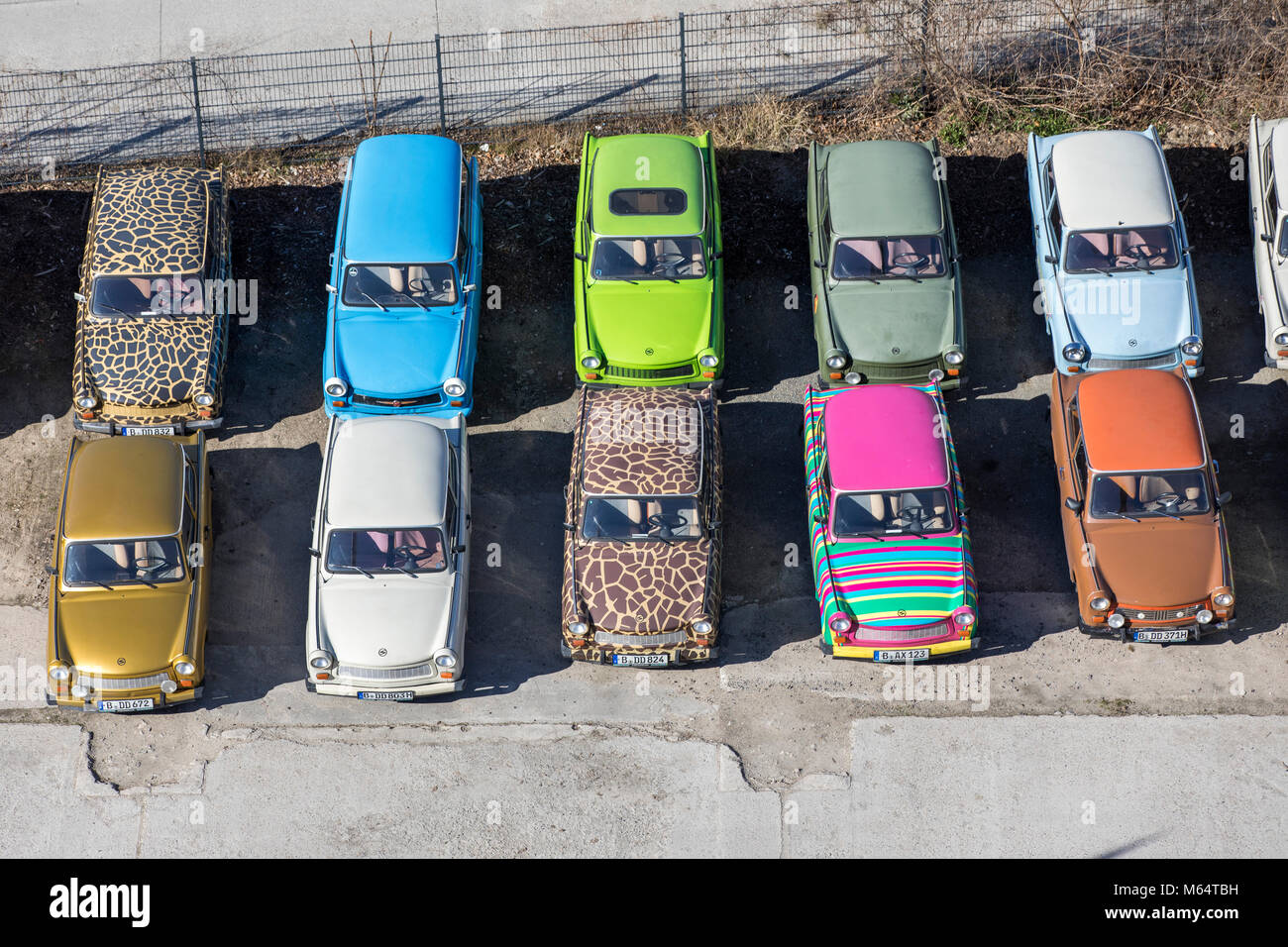 Vecchia DDR Trabant cars, in diversi disegni, punto Trabbi a Berlino, Germania Foto Stock