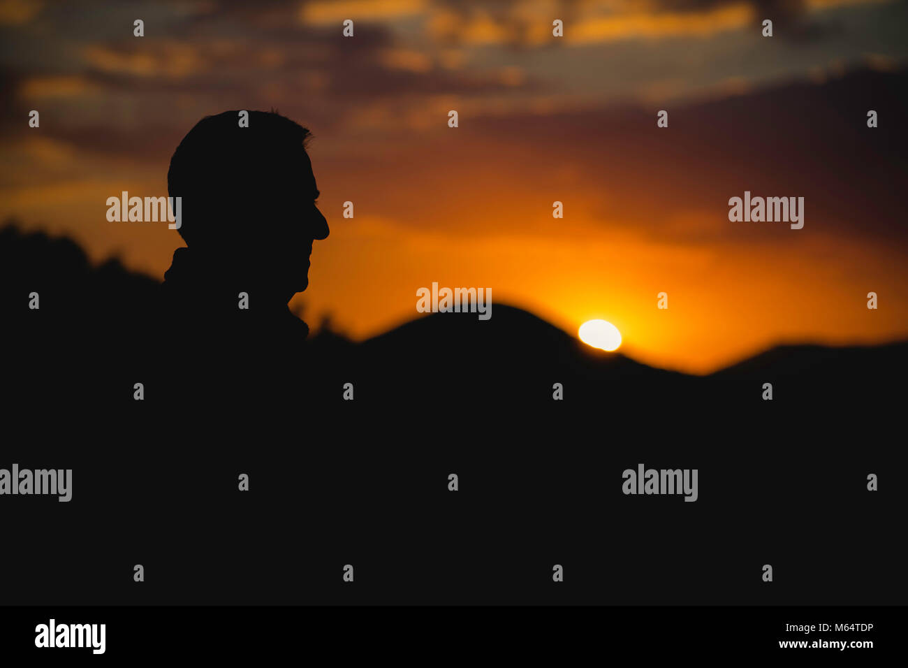 Silhouette di uomo vecchio al tramonto Foto Stock