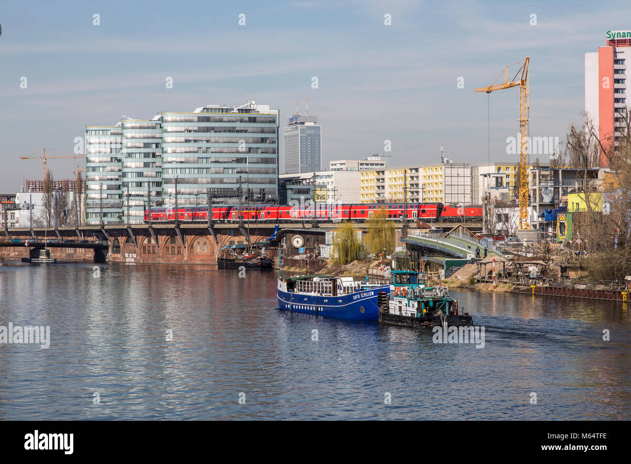 Il fiume Sprea a Berlino, Edificio Amministrativo del Berliner Verkehrsbetriebe, LPP treno locale, Germania Foto Stock
