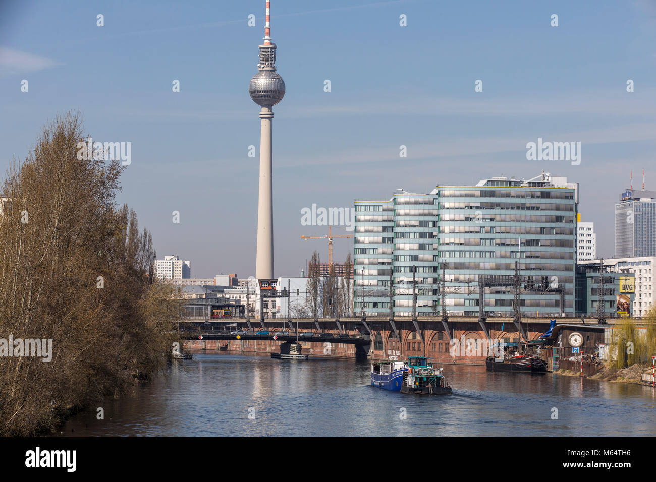 Il fiume Sprea a Berlino, Edificio Amministrativo del Berliner Verkehrsbetriebe, LPP, la Torre della TV, Germania Foto Stock