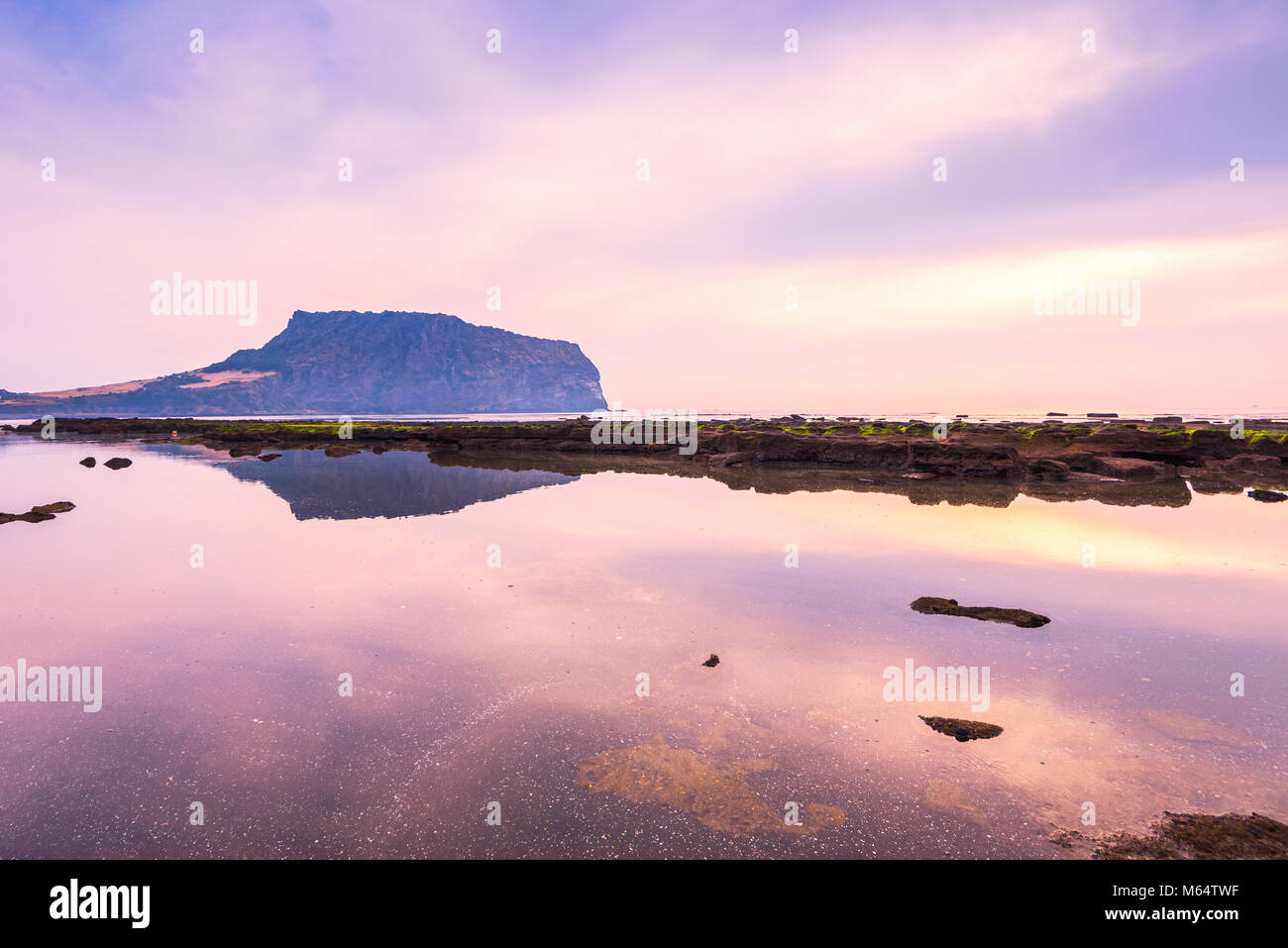 Sunrise di Jeju fare città a Seongsan Ilchulbong , Jeju Island, Corea del Sud Foto Stock