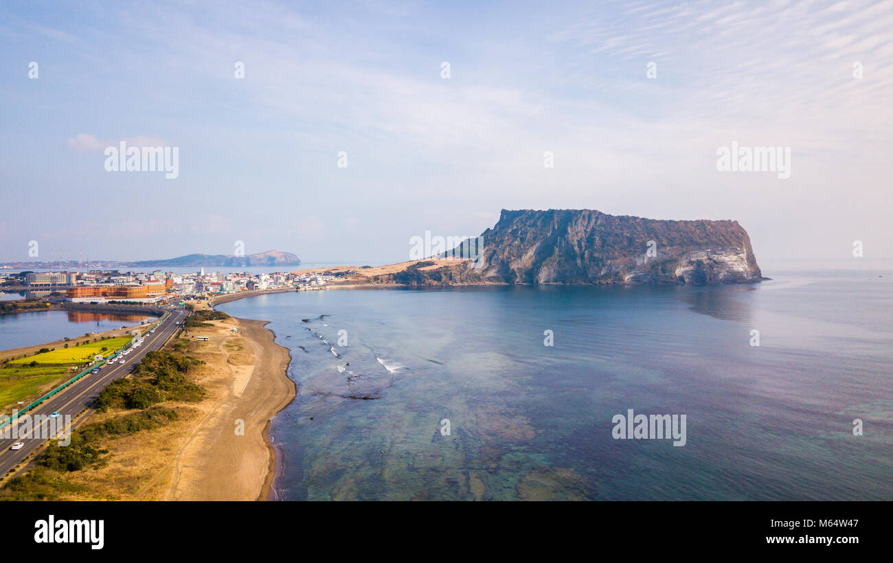 Sunrise di Jeju fare città a Seongsan Ilchulbong , Jeju Island, Corea del Sud Foto Stock