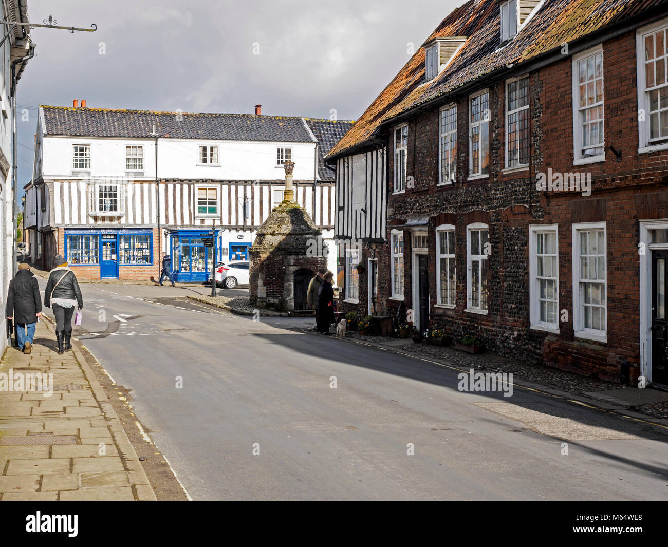 Vista dalla High Street verso il luogo comune nella pittoresca North Norfolk villaggio di Little Walsingham, famosa per il suo santuario mariano. Foto Stock
