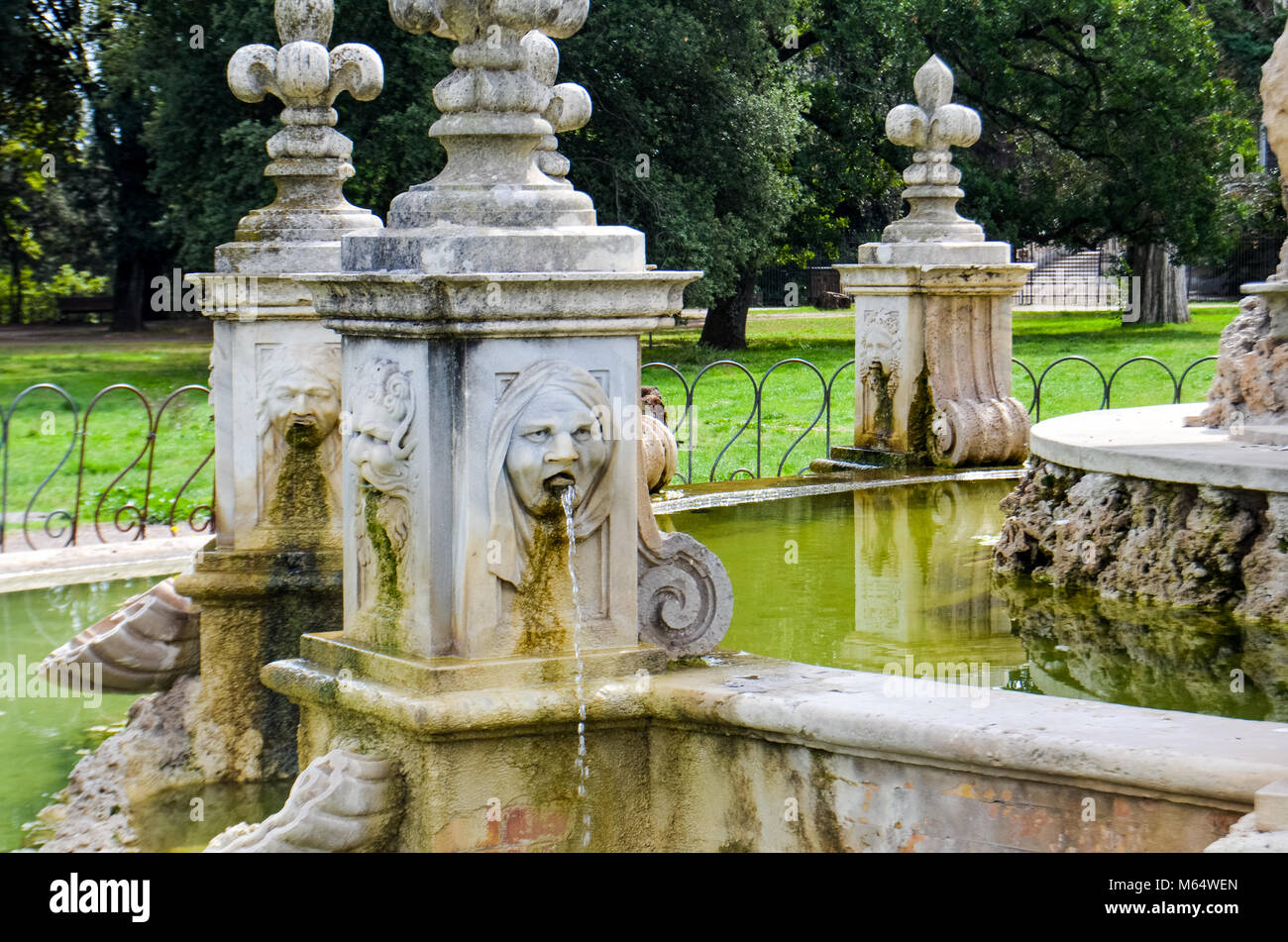 Fontana di antiquariato in Villa Doria-Pamphili a Roma Foto Stock