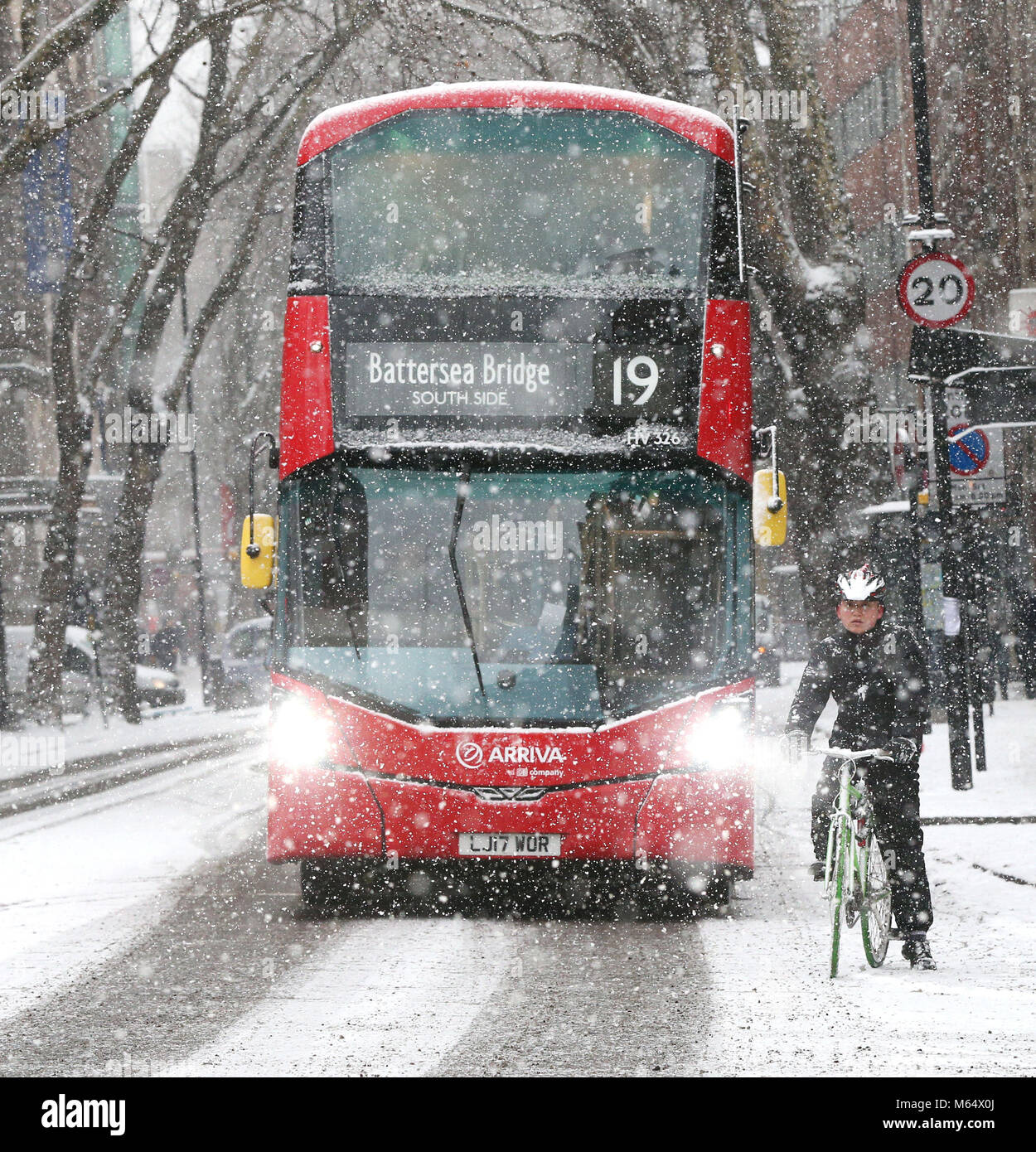 Un autobus a due piani in corrispondenza della giunzione di Shaftesbury Avenue e premurosa Cross Road a Londra, come neve pesante e sub-zero condizioni hanno deturpato le strade della Gran Bretagna, le ferrovie e gli aeroporti, con ritardi e cancellazioni. Foto Stock