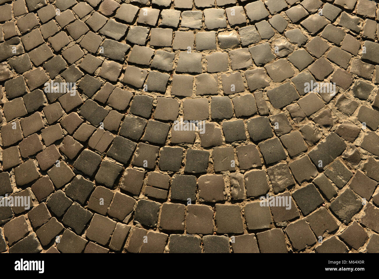 Vecchia pavimentazione stradale, texture. Texture della pavimentazione di pietra piastrelle acciottolato, sfondo, pavimentazione in pietra. Foto Stock
