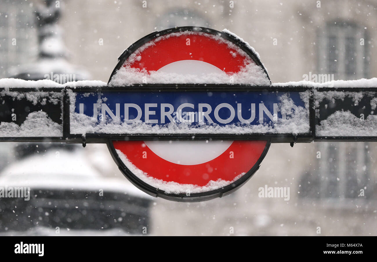 La neve si assesta su una metropolitana di Londra cartello fuori la stazione metropolitana di Piccadilly Circus, come neve pesante e sub-zero condizioni hanno deturpato le strade della Gran Bretagna, le ferrovie e gli aeroporti, con ritardi e cancellazioni. Foto Stock