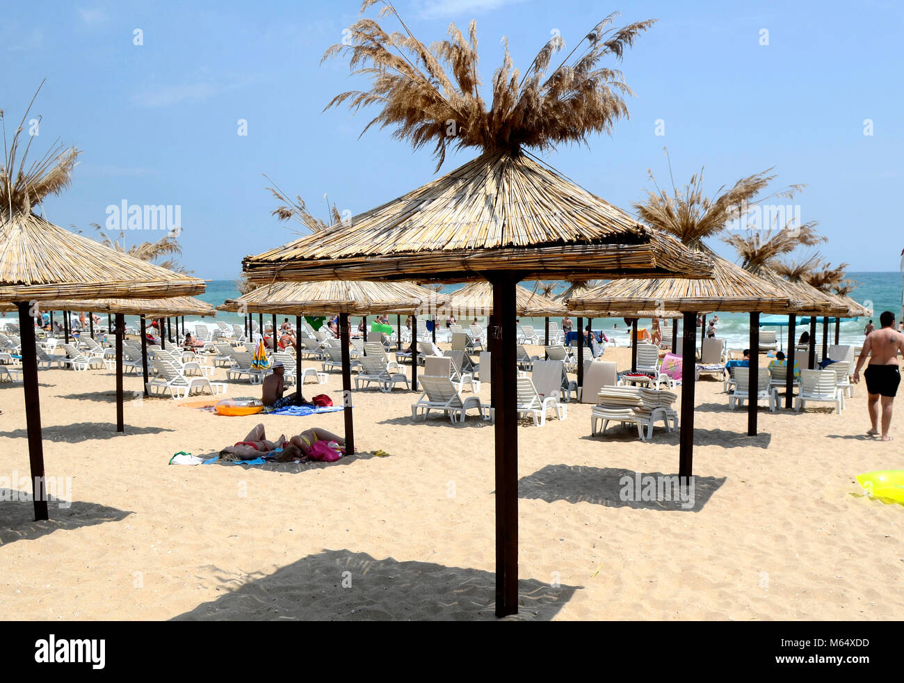 Il mare e la spiaggia in estate giornata di sole Foto Stock