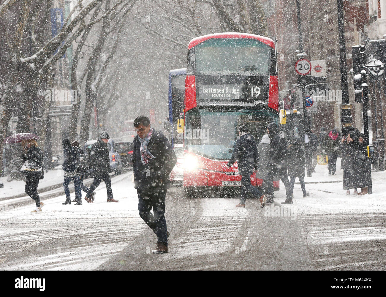 Gli autobus a due piani in corrispondenza della giunzione di Shaftesbury Avenue e premurosa Cross Road a Londra, come neve pesante e sub-zero condizioni hanno deturpato le strade della Gran Bretagna, le ferrovie e gli aeroporti, con ritardi e cancellazioni. Foto Stock
