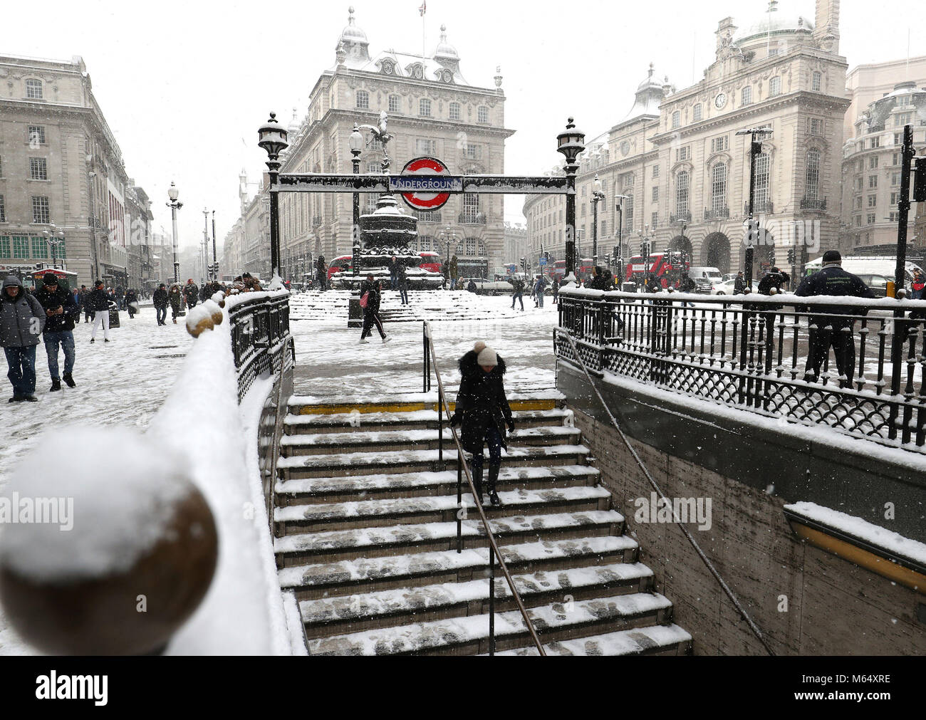 La gente a piedi mediante la Piccadilly Circus a Londra, come neve pesante e sub-zero condizioni hanno deturpato le strade della Gran Bretagna, le ferrovie e gli aeroporti, con ritardi e cancellazioni. Foto Stock