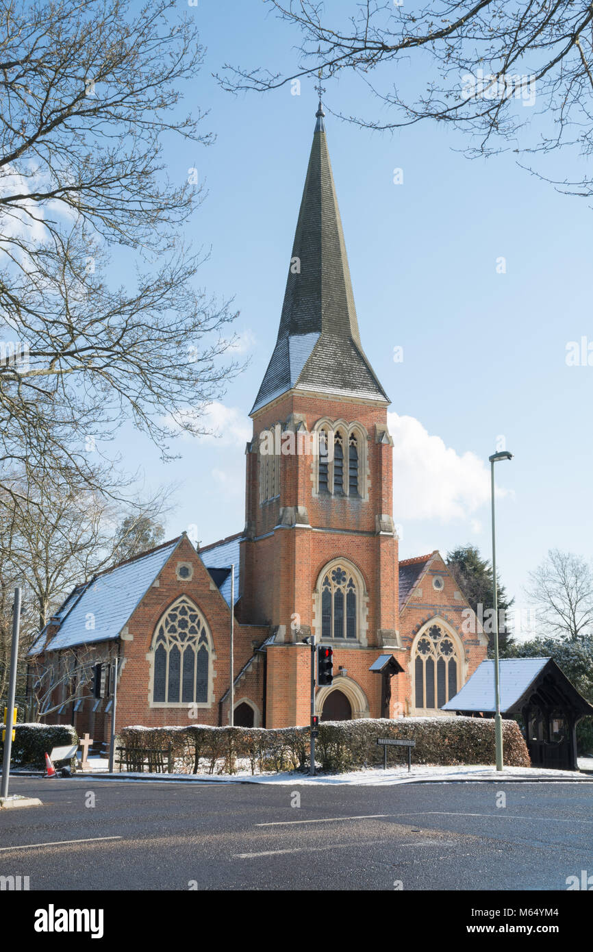 Chiesa della Santa Trinità in Hawley, Hampshire, Regno Unito, in inverno con la neve sul tetto Foto Stock