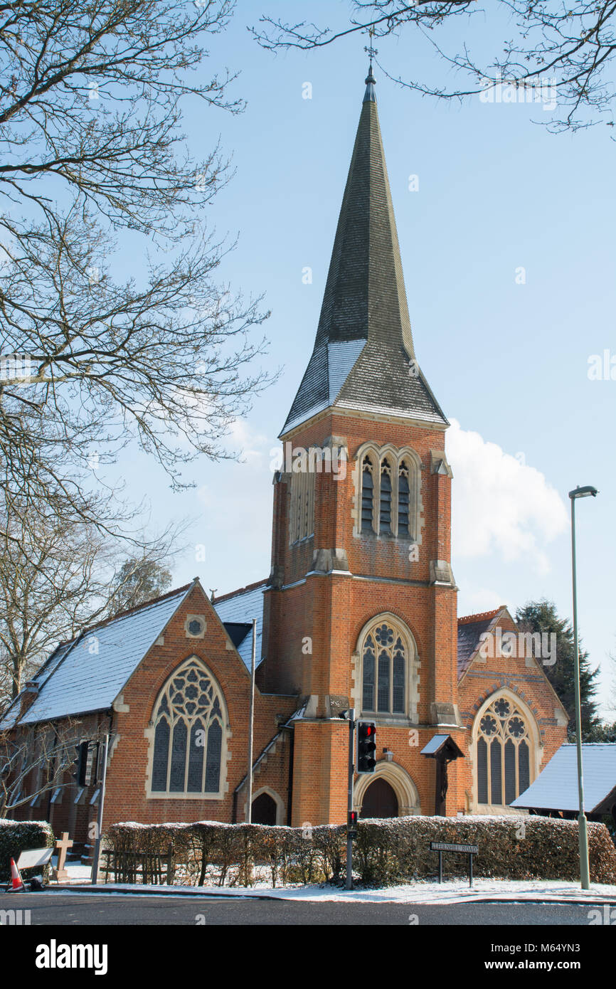Chiesa della Santa Trinità in Hawley, Hampshire, Regno Unito, in inverno con la neve sul tetto Foto Stock