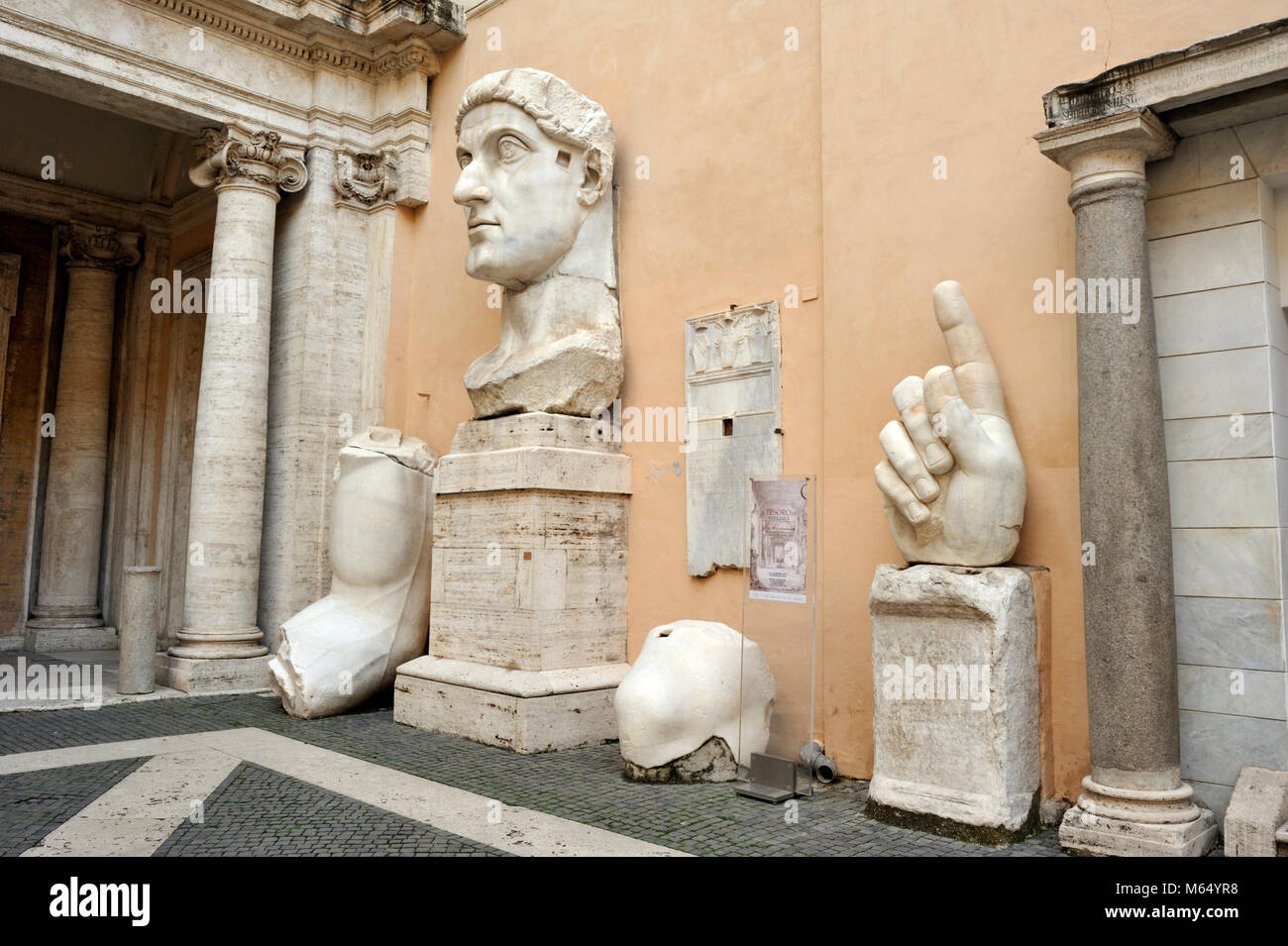 Italia, Roma, Musei Capitolini, Musei Capitolini, Palazzo dei Conservatori, Cortile, statua colossale dell'imperatore romano Costantino (312-315 d.C.) Foto Stock