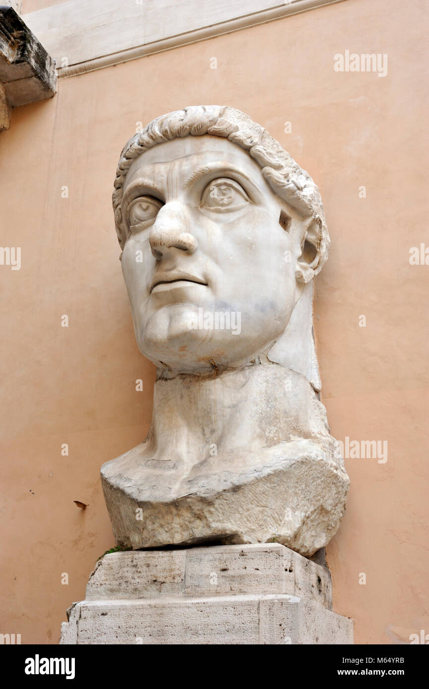 Italia, Roma, Musei Capitolini, Musei Capitolini, Palazzo dei Conservatori, Cortile, statua colossale dell'imperatore romano Costantino (312-315 d.C.) testa Foto Stock