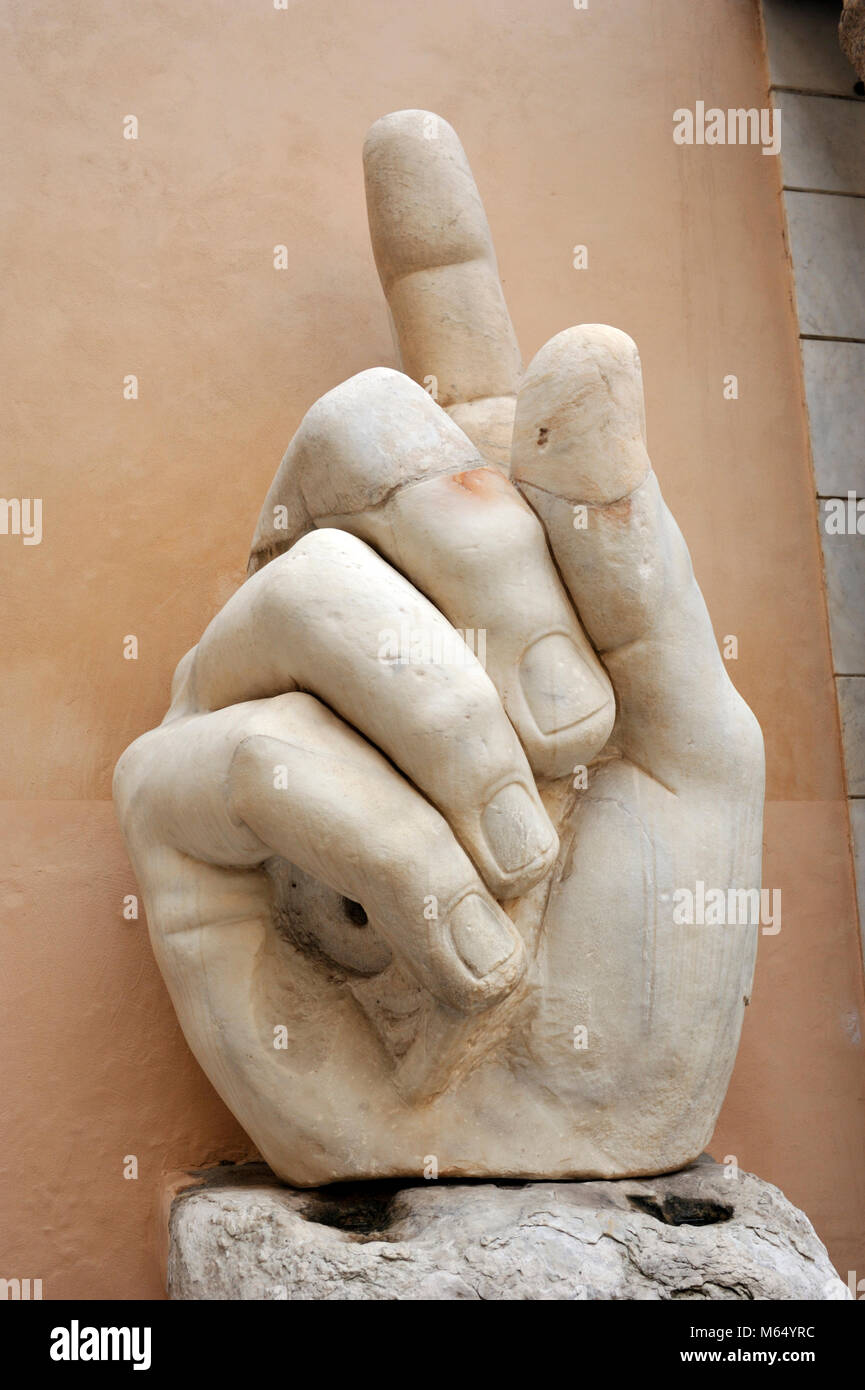 Italia, Roma, Musei Capitolini, Musei Capitolini, Palazzo dei Conservatori, Cortile, statua colossale dell'imperatore romano Costantino (312-315 d.C.) mano Foto Stock