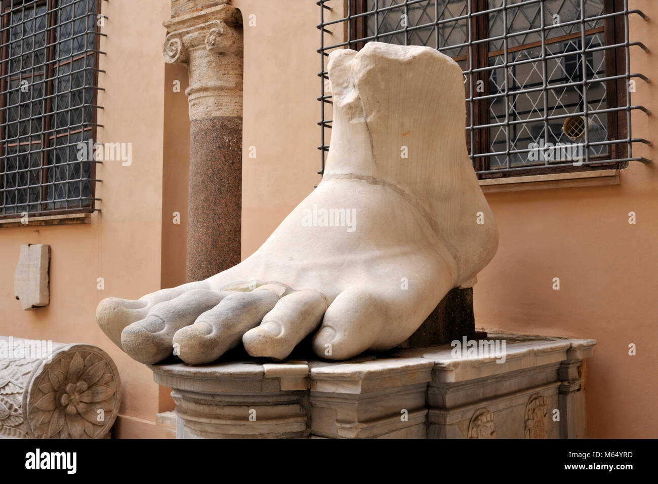 Italia, Roma, Musei Capitolini, Musei Capitolini, il Palazzo dei Conservatori, cortile, colossale statua dell'imperatore romano Costantino (312-315 AD) piede Foto Stock