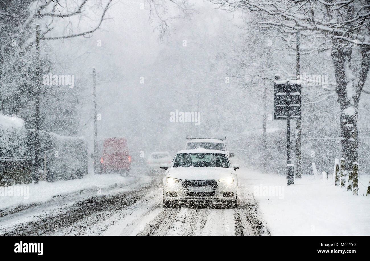 Una vettura viaggia attraverso la neve di Doncaster, nello Yorkshire meridionale, come neve pesante e sub-zero condizioni hanno deturpato le strade della Gran Bretagna, le ferrovie e gli aeroporti, con ritardi e cancellazioni. Foto Stock