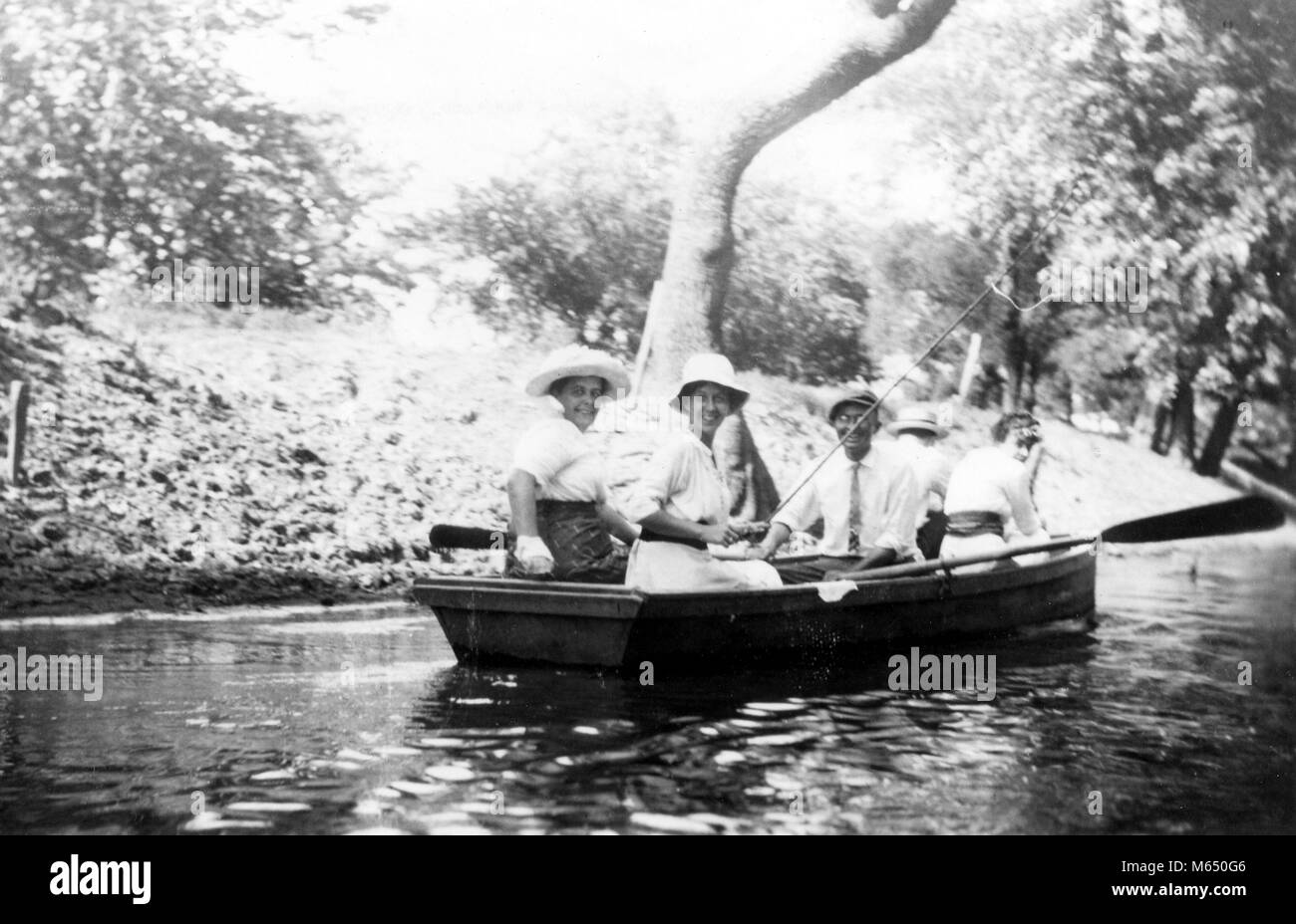 Fotografia di Bess Wallace e Harry Truman su un viaggio di pesca, Agosto 1913. Immagine cortesia archivi nazionali. () Foto Stock