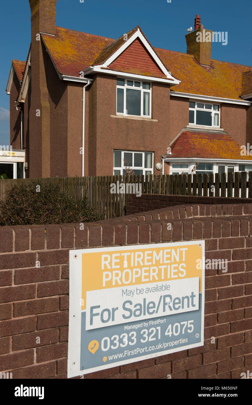 Firstport agente immobiliare segno pubblicità proprietà di pensionamento in Seaton, Devon Foto Stock
