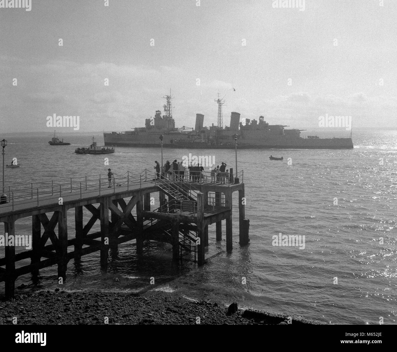 HMS Belfast, l'ultimo della Royal Navy la big-gun incrociatori, lasciando Portsmouth sul suo ultimo viaggio di Tilbury, Essex, per essere convertito in un museo galleggiante e mettere in mostra il Tamigi, vicino al Tower Bridge. Foto Stock