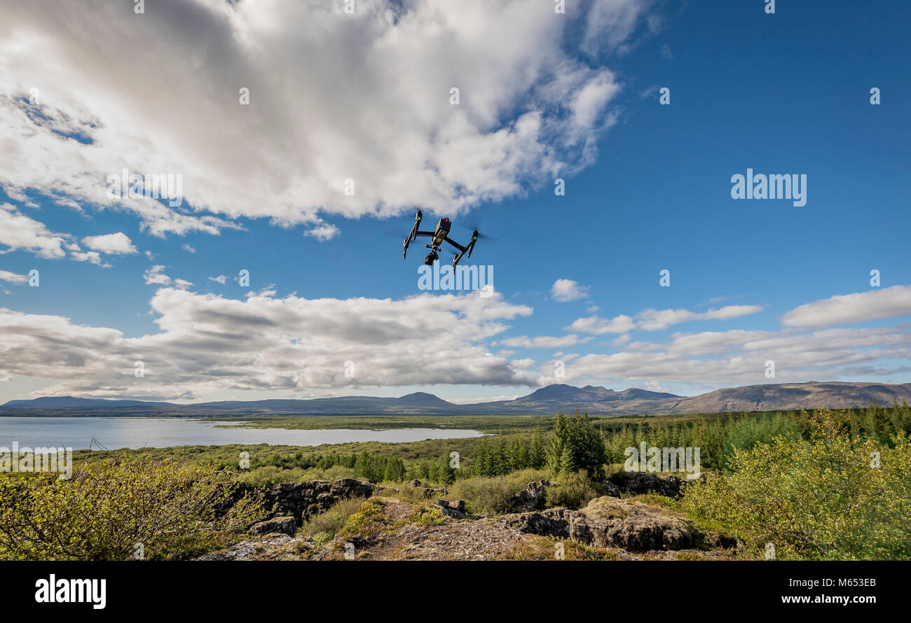 Drone di scattare foto a Thingvellir National Park, un sito Patrimonio Mondiale dell'Unesco, Islanda. Foto Stock