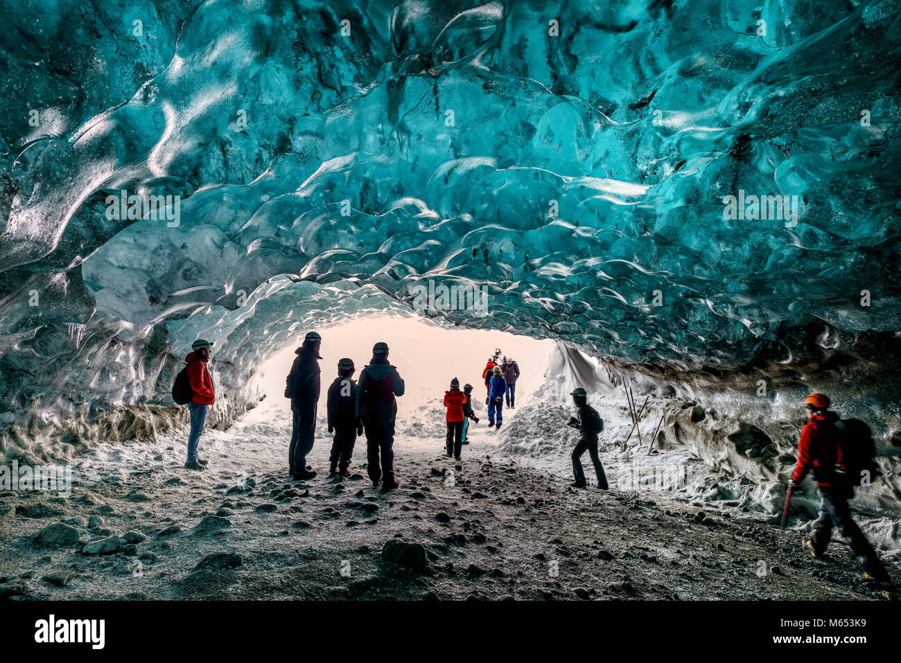 I turisti nella Grotta dei Cristalli, Breidamerkurjokull Glacier, Islanda. Emerald Blue Ice e ceneri è parte del Breidamerkurjokull. Foto Stock