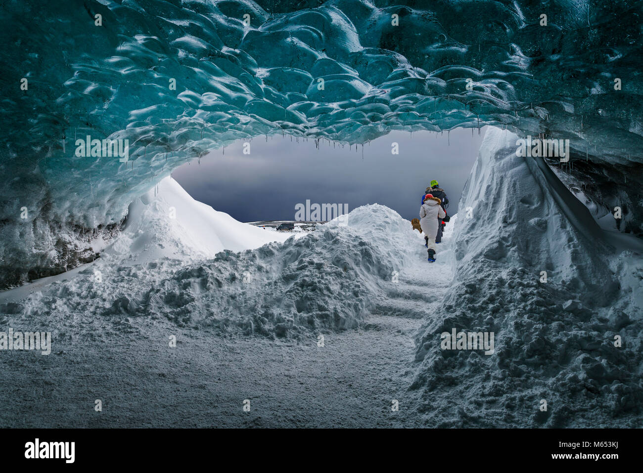 I turisti nella Grotta dei Cristalli, Breidamerkurjokull Glacier, Islanda. Emerald Blue Ice e ceneri è parte del Breidamerkurjokull. Foto Stock